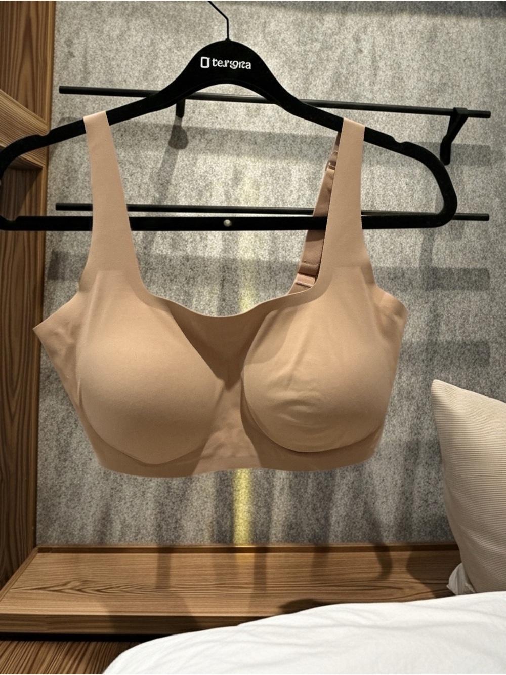 SKIMS Nude Wireless Bra L-DD NWOT Seamless Smoothing Bra